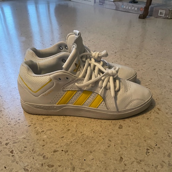 Adidas Tyshawn White Gold Metallic - Picture 1 of 2